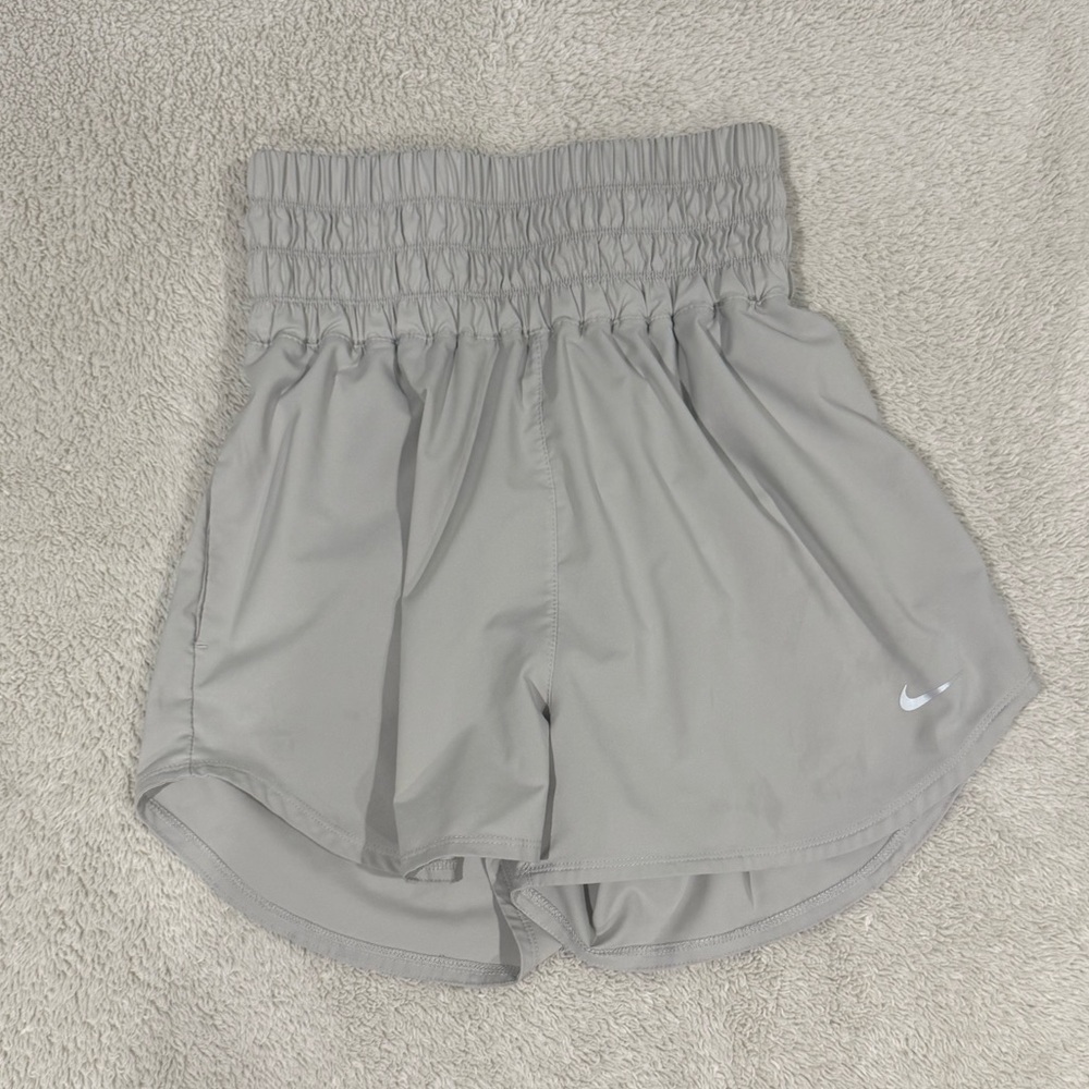 High waisted Nike running shorts - gray/silver